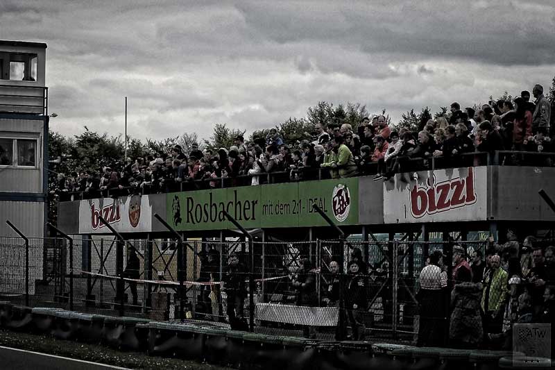 Viele viele Zuschauer auf der HaupttribÃ¼ne